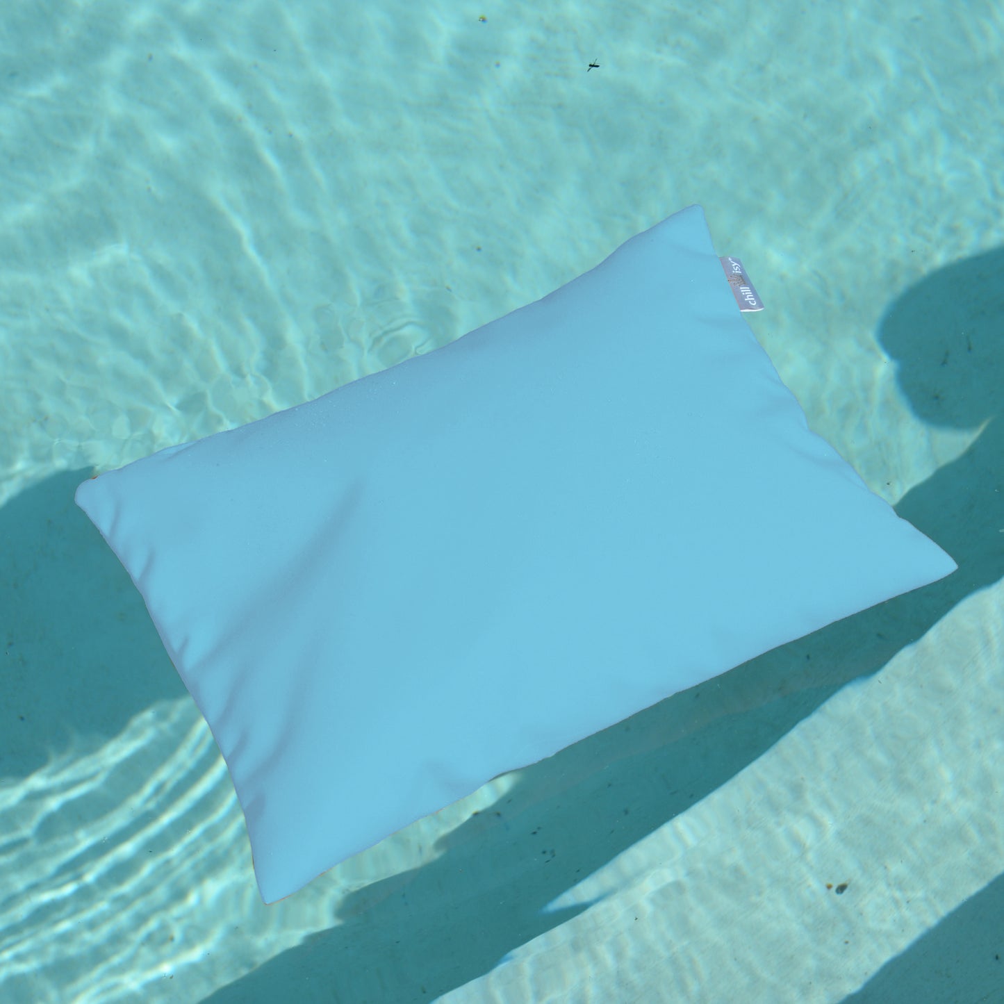 chillisy PICCOLINO Schwimmkissen und Reisekissen 30x40 cm in Aqua Blau schwimmend im Pool – ultraleichtes Outdoor Kissen für Pool, Strand und Reise, hergestellt in Deutschland.