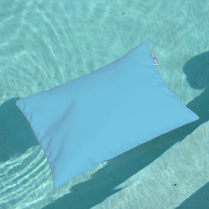 chillisy PICCOLINO Schwimmkissen und Reisekissen 30x40 cm in Aqua Blau schwimmend im Pool – ultraleichtes Outdoor Kissen für Pool, Strand und Reise, hergestellt in Deutschland.