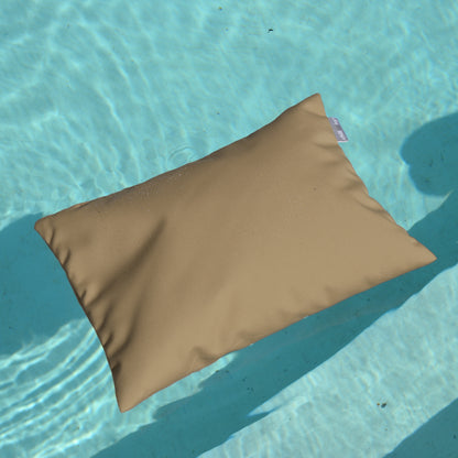 chillisy PICCOLINO Schwimmkissen und Reisekissen 30x40 cm in Butter Karamell schwimmend im Pool – ultraleichtes Outdoor Kissen für Pool, Strand und Reise, hergestellt in Deutschland.