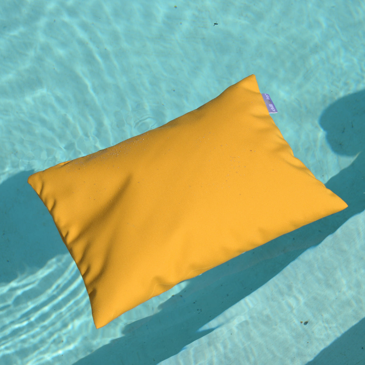 chillisy PICCOLINO Schwimmkissen und Reisekissen 30x40 cm in Gelb schwimmend im Pool – ultraleichtes Outdoor Kissen für Pool, Strand und Reise, hergestellt in Deutschland.