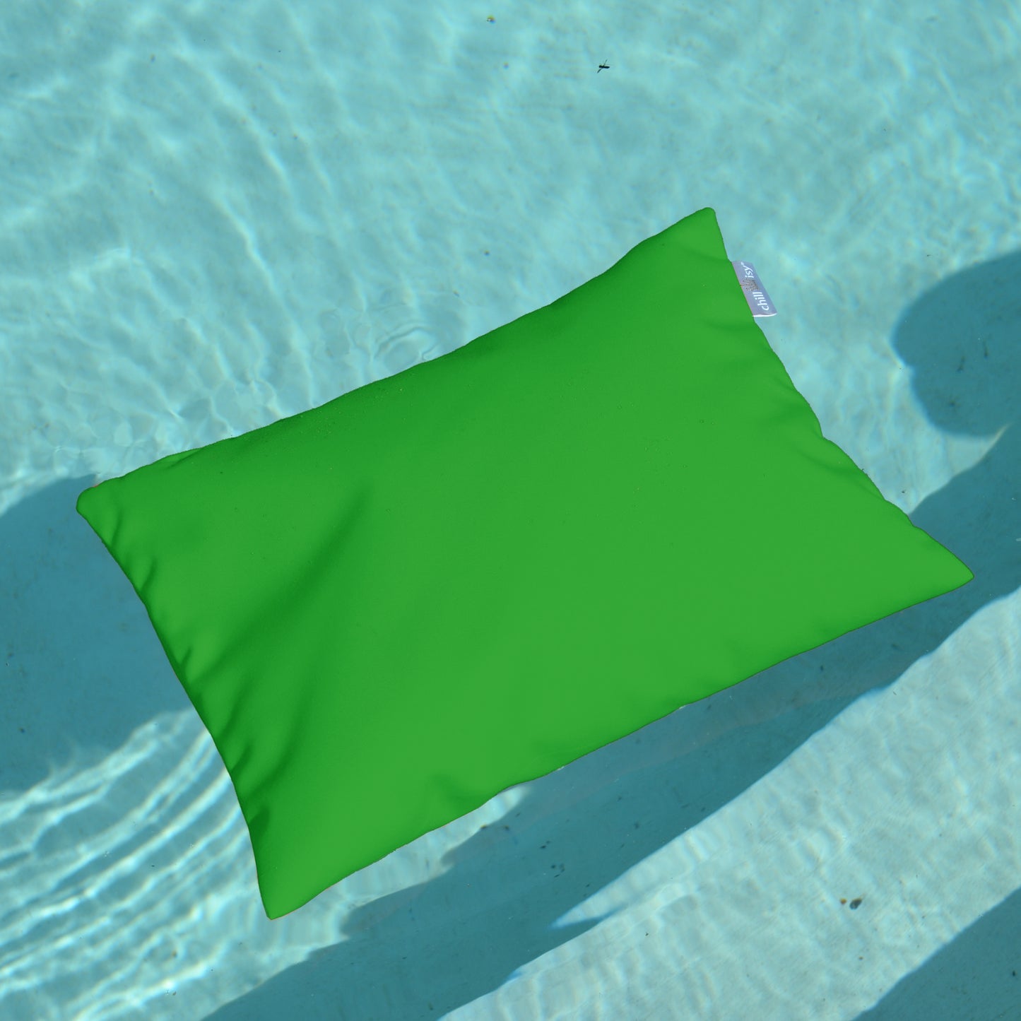 chillisy PICCOLINO Schwimmkissen und Reisekissen 30x40 cm in Grasgrün schwimmend im Pool – ultraleichtes Outdoor Kissen für Pool, Strand und Reise, hergestellt in Deutschland.