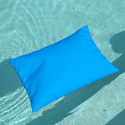 chillisy PICCOLINO Schwimmkissen und Reisekissen 30x40 cm in Hellblau schwimmend im Pool – ultraleichtes Outdoor Kissen für Pool, Strand und Reise, hergestellt in Deutschland.