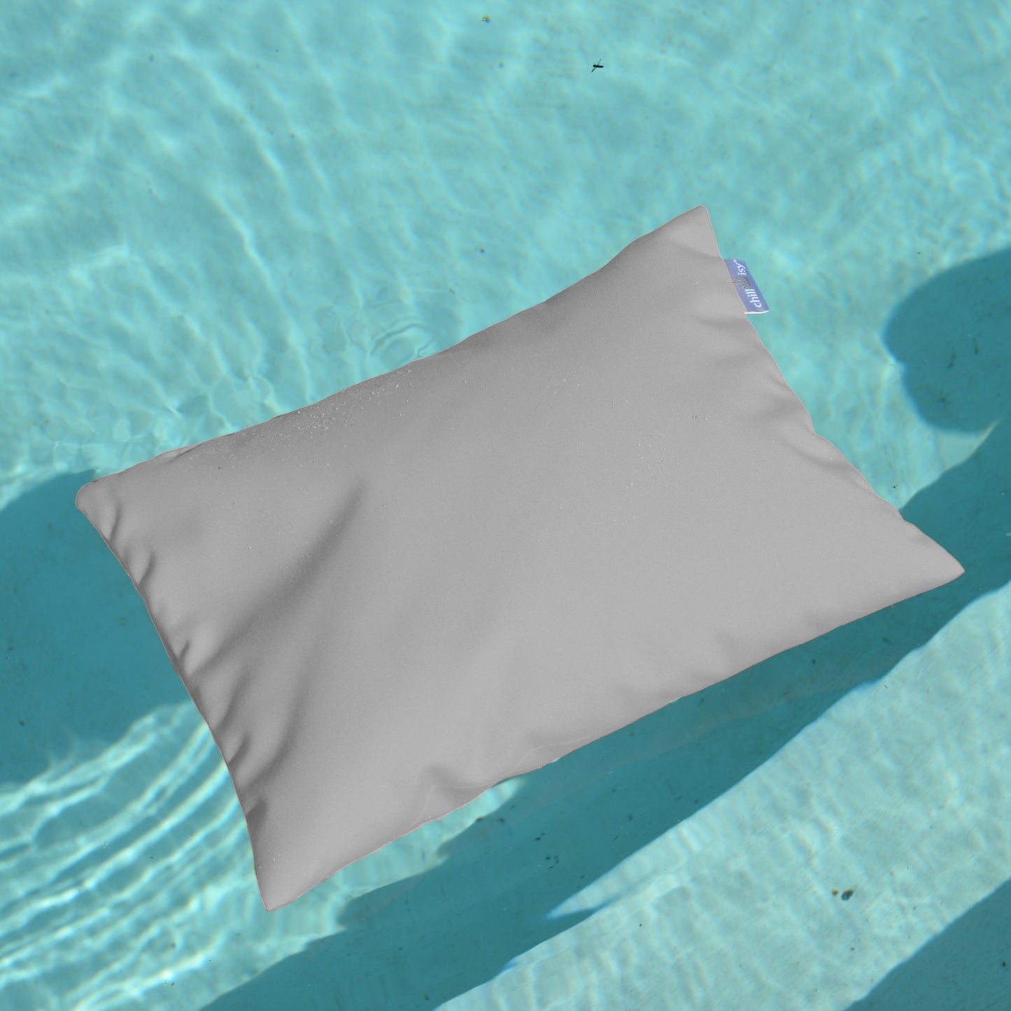 chillisy PICCOLINO Schwimmkissen und Reisekissen 30x40 cm in Hellgrau schwimmend im Pool – ultraleichtes Outdoor Kissen für Pool, Strand und Reise, hergestellt in Deutschland.
