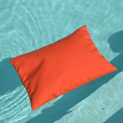 chillisy PICCOLINO Schwimmkissen und Reisekissen 30x40 cm in Hummer Orange schwimmend im Pool – ultraleichtes Outdoor Kissen für Pool, Strand und Reise, hergestellt in Deutschland.