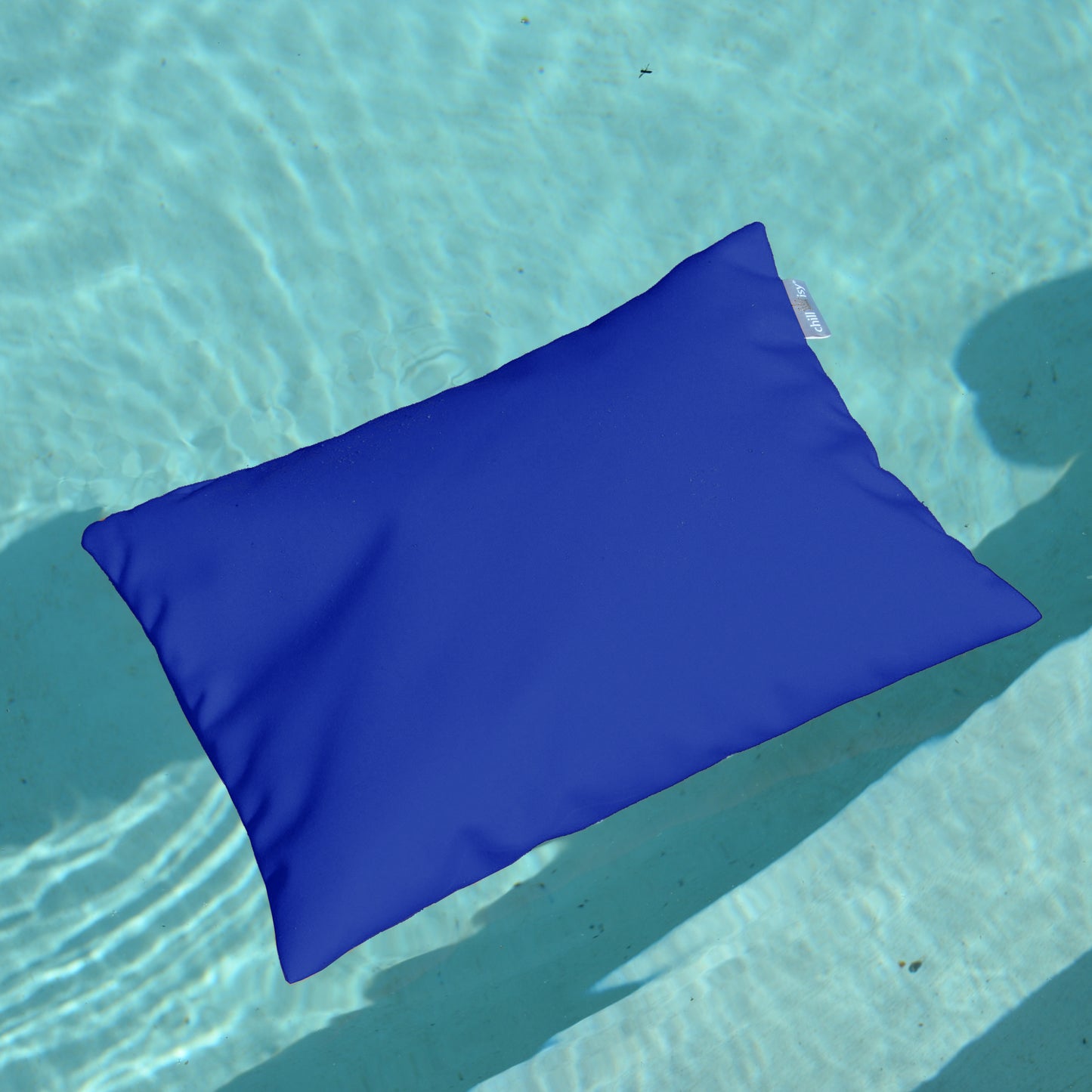 chillisy PICCOLINO Schwimmkissen und Reisekissen 30x40 cm in Indigo Blau schwimmend im Pool – ultraleichtes Outdoor Kissen für Pool, Strand und Reise, hergestellt in Deutschland.
