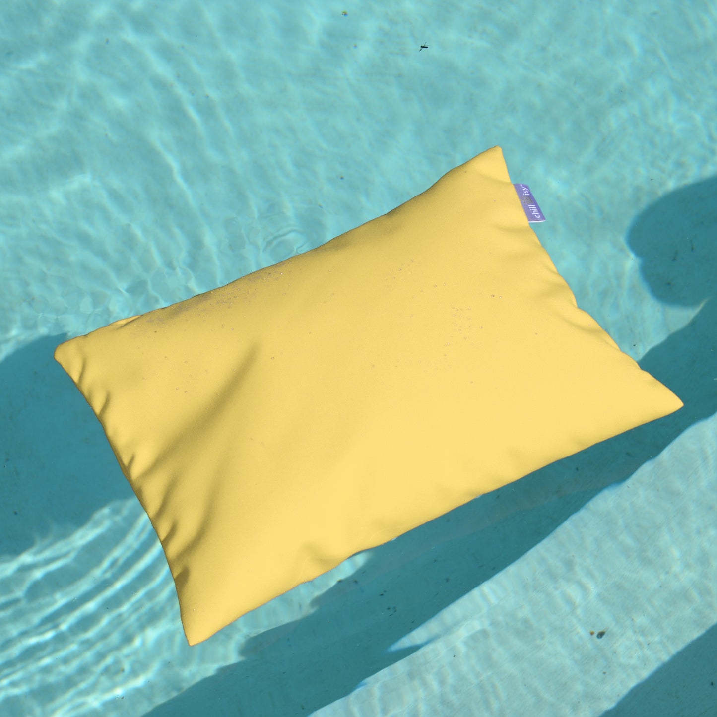 chillisy PICCOLINO Schwimmkissen und Reisekissen 30x40 cm in Limone Gelb schwimmend im Pool – ultraleichtes Outdoor Kissen für Pool, Strand und Reise, hergestellt in Deutschland.