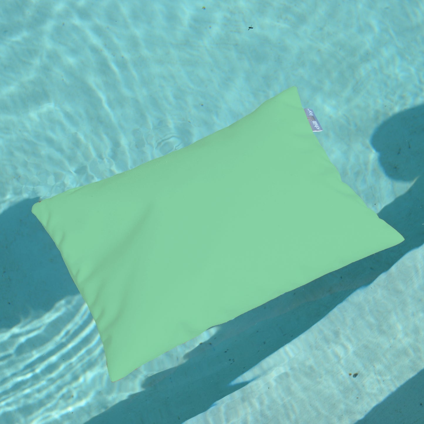 chillisy PICCOLINO Schwimmkissen und Reisekissen 30x40 cm in Lindenbaum Grün schwimmend im Pool – ultraleichtes Outdoor Kissen für Pool, Strand und Reise, hergestellt in Deutschland.