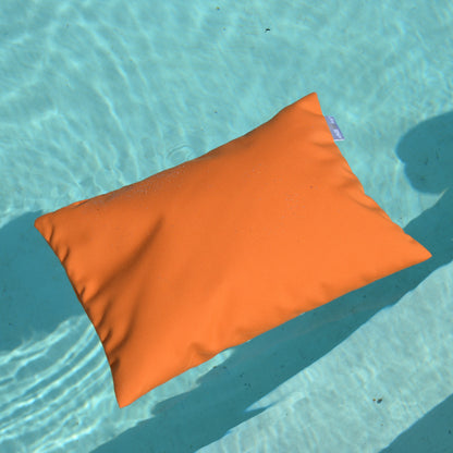 chillisy PICCOLINO Schwimmkissen und Reisekissen 30x40 cm in Mandarinen Orange schwimmend im Pool – ultraleichtes Outdoor Kissen für Pool, Strand und Reise, hergestellt in Deutschland.