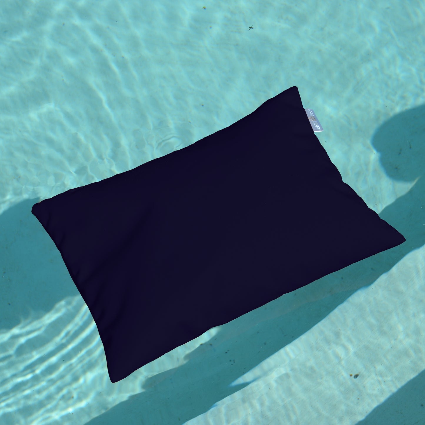 chillisy PICCOLINO Schwimmkissen und Reisekissen 30x40 cm in Marine Blau schwimmend im Pool – ultraleichtes Outdoor Kissen für Pool, Strand und Reise, hergestellt in Deutschland.