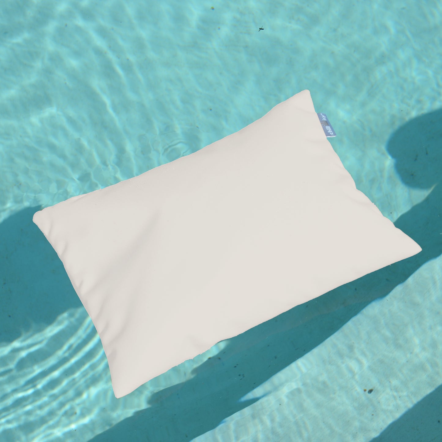 chillisy PICCOLINO Schwimmkissen und Reisekissen 30x40 cm in Perlmutt schwimmend im Pool – ultraleichtes Outdoor Kissen für Pool, Strand und Reise, hergestellt in Deutschland.