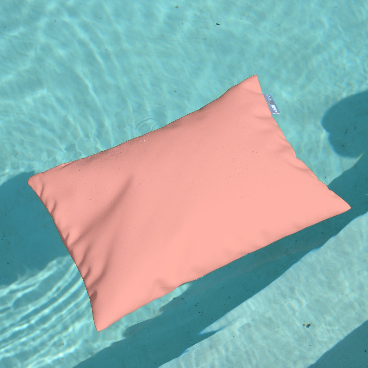 chillisy PICCOLINO Schwimmkissen und Reisekissen 30x40 cm in Rosa schwimmend im Pool – ultraleichtes Outdoor Kissen für Pool, Strand und Reise, hergestellt in Deutschland.
