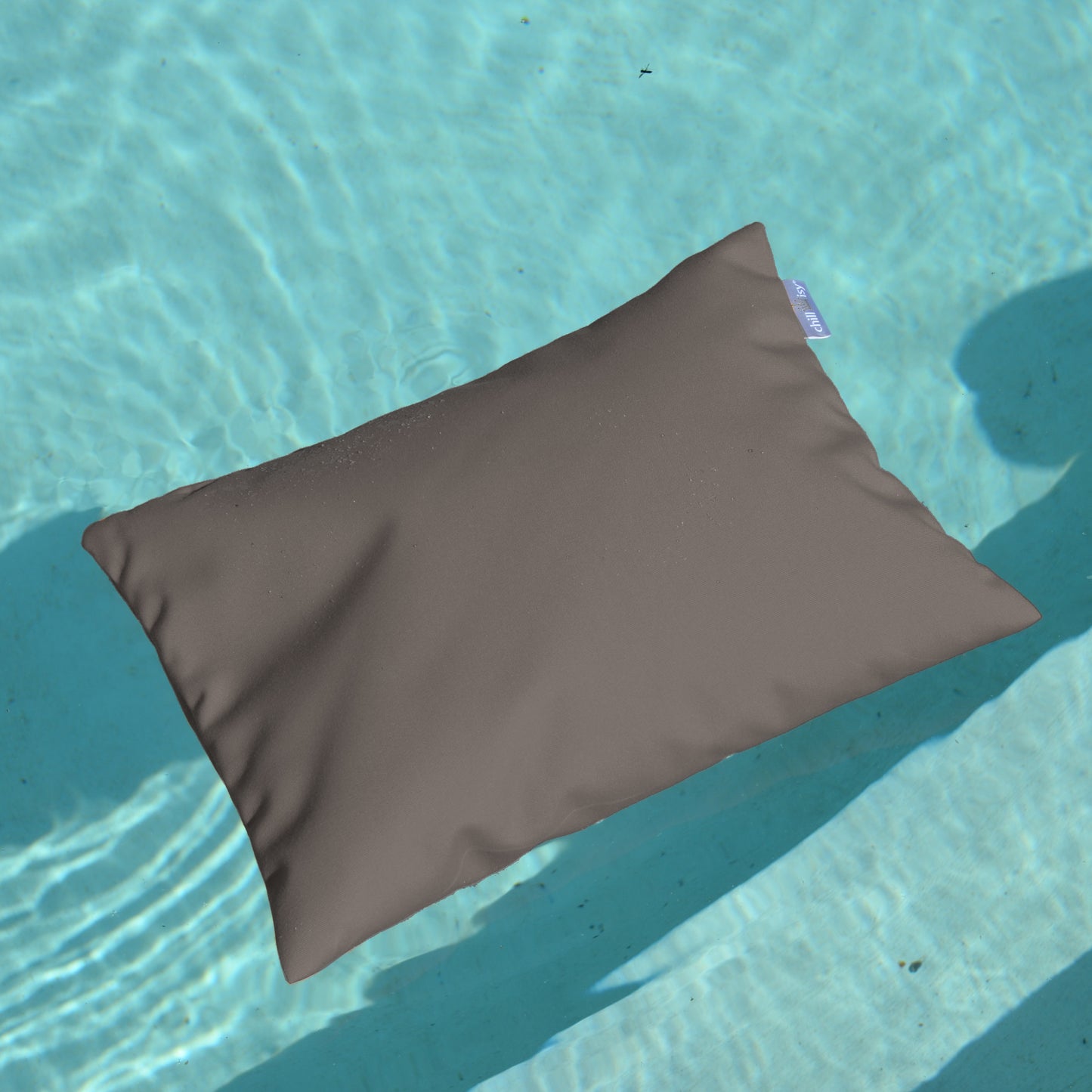 chillisy PICCOLINO Schwimmkissen und Reisekissen 30x40 cm in Taupe schwimmend im Pool – ultraleichtes Outdoor Kissen für Pool, Strand und Reise, hergestellt in Deutschland.