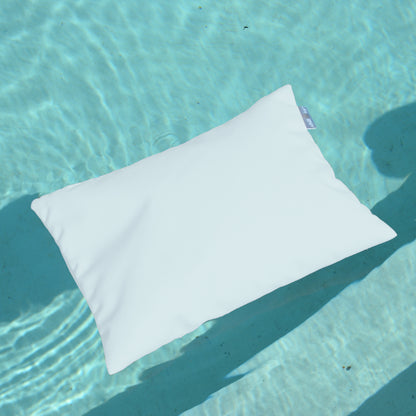 chillisy PICCOLINO Schwimmkissen und Reisekissen 30x40 cm in Weiß schwimmend im Pool – ultraleichtes Outdoor Kissen für Pool, Strand und Reise, hergestellt in Deutschland.