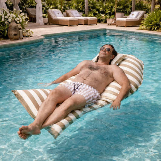 chillisy Pool Float SHARKY in Beige-Weiß im luxuriösen Pool – ergonomisches Schwimmkissen in Fischform für entspanntes Treiben im Wasser, Made in Germany