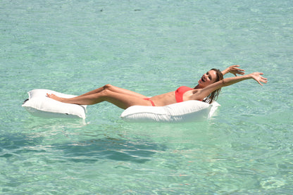 Weißes Schwimmkissen Float Formentera 100x100 und 60x60 cm von chillisy hergestellt in Deutschland