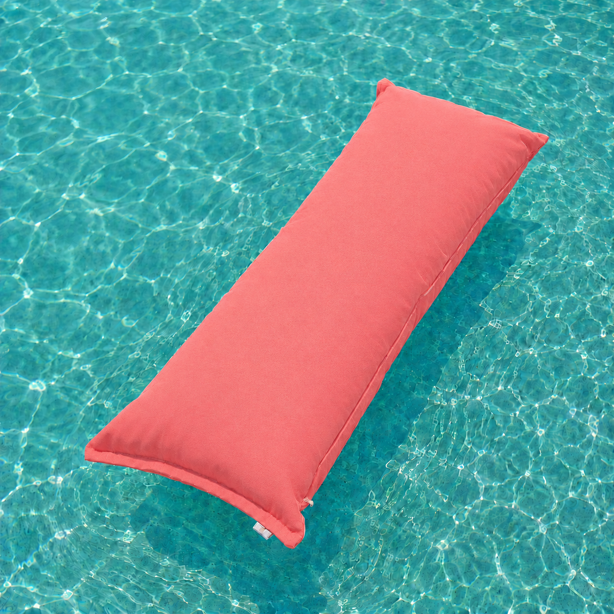 Schwimmkissen St. Barth im frischen Korallrosa-Ton, inspiriert vom Fruchtfleisch der Pink Grapefruit - von chillisy