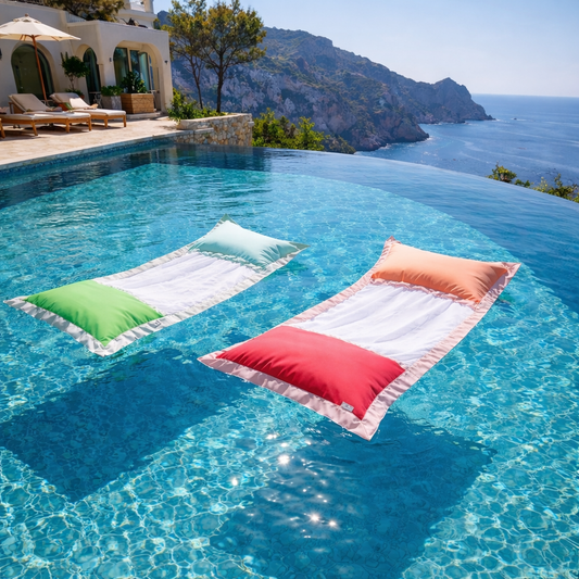 Zwei luxuriöse chillisy Wasserhängematten schwimmen im Infinity Pool einer mediterranen Villa mit Meerblick – exklusive Pool Lounge für Garten, Terrasse und Yacht.