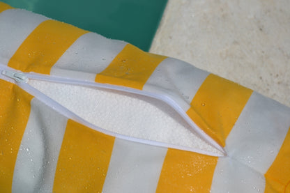 Schwimmnudel Capri Luxus, Farbe: Gelb Weiß gestreift. Verwendung: Wasser, Indoor, Outdoor, Yacht. Marke: chillisy, Kollektion: Summertime.