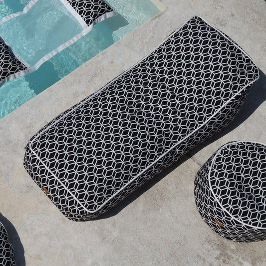 Schwarz weisses Daybed für Indoor und Outdoor, Wellness-, SPA-, Pool- und Strandbereich. Hergestellt in Deutschland von chillisy.