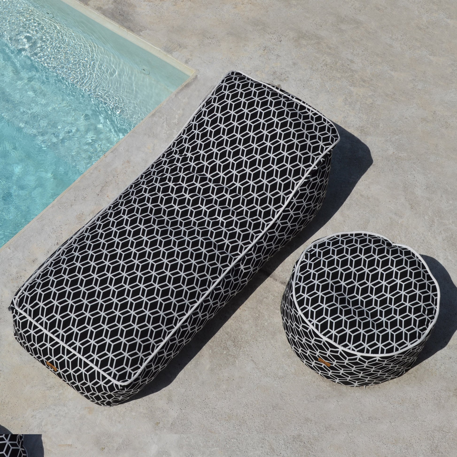 Schwarz weisses Daybed für Indoor und Outdoor, Wellness-, SPA-, Pool- und Strandbereich. Hergestellt in Deutschland von chillisy.