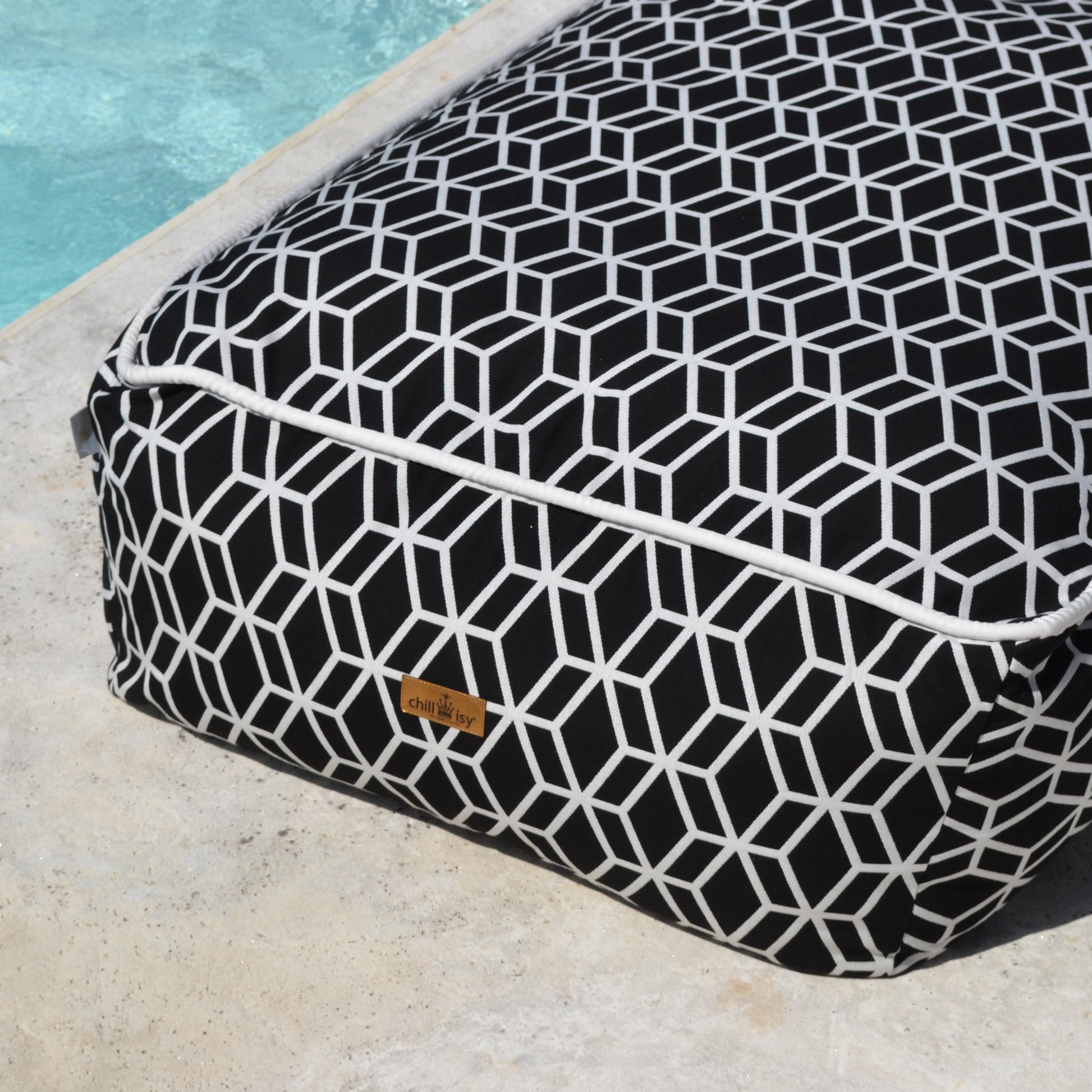 Schwarz weisses Daybed für Indoor und Outdoor, Wellness-, SPA-, Pool- und Strandbereich. Hergestellt in Deutschland von chillisy.