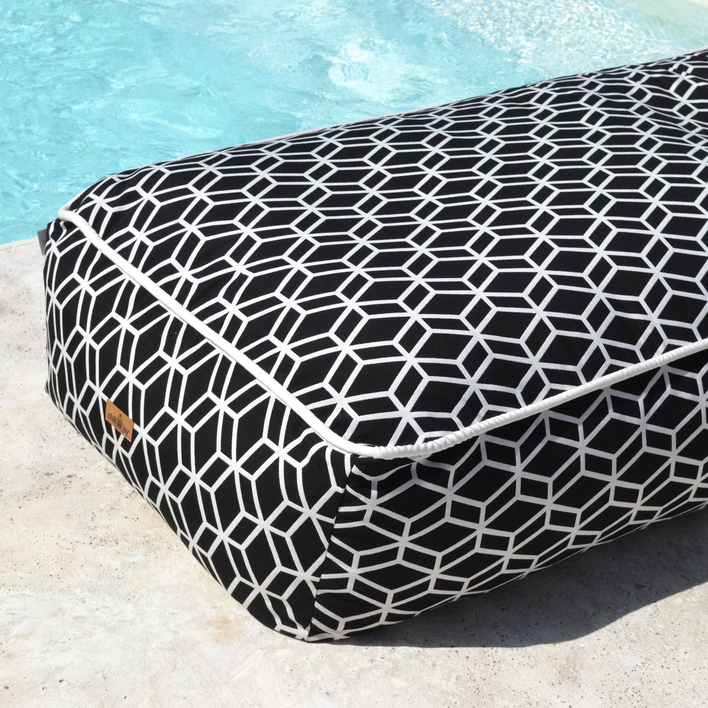 Schwarz weisses Daybed für Indoor und Outdoor, Wellness-, SPA-, Pool- und Strandbereich. Hergestellt in Deutschland von chillisy.