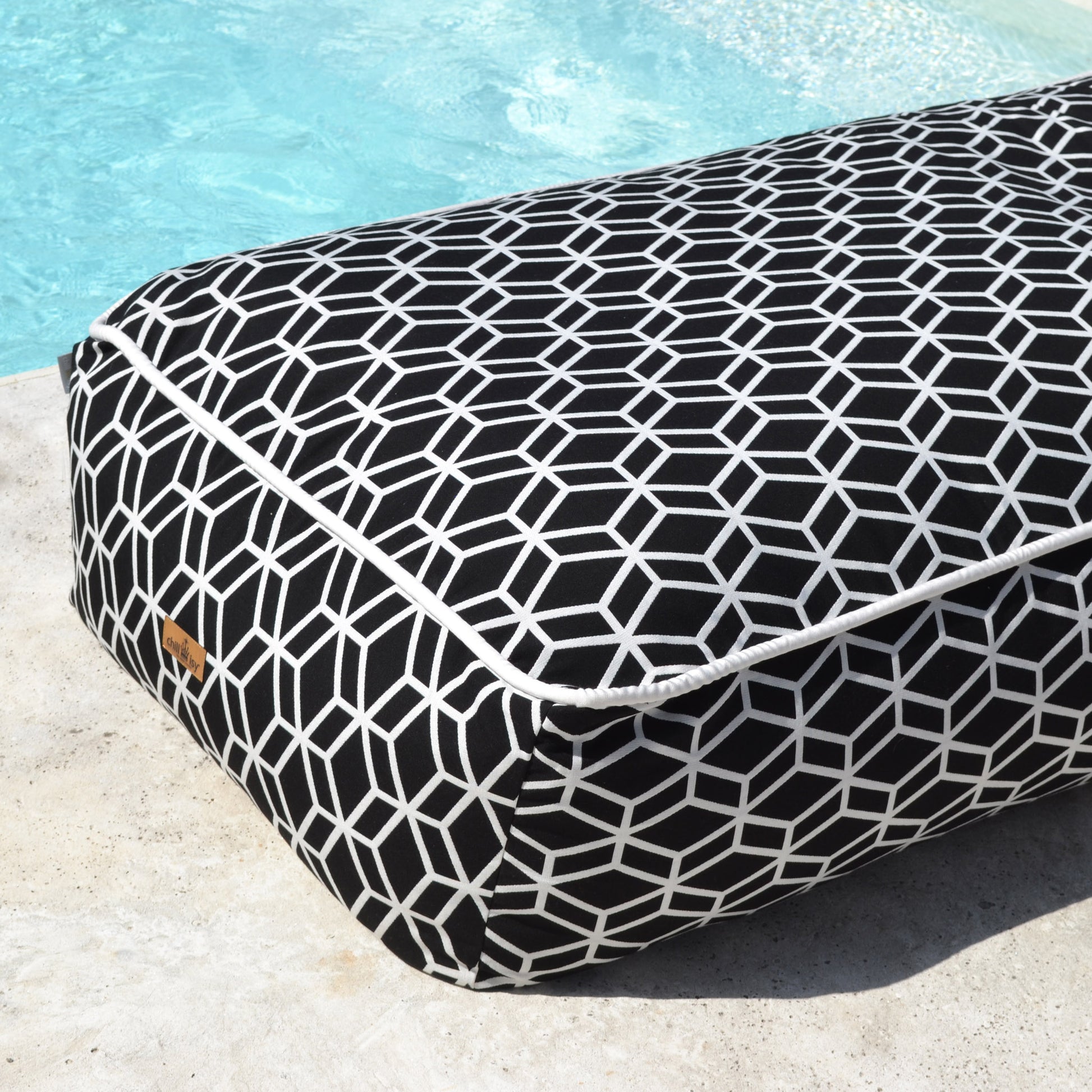 Schwarz weisses Daybed für Indoor und Outdoor, Wellness-, SPA-, Pool- und Strandbereich. Hergestellt in Deutschland von chillisy.