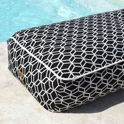 Schwarz weisses Daybed für Indoor und Outdoor, Wellness-, SPA-, Pool- und Strandbereich. Hergestellt in Deutschland von chillisy.