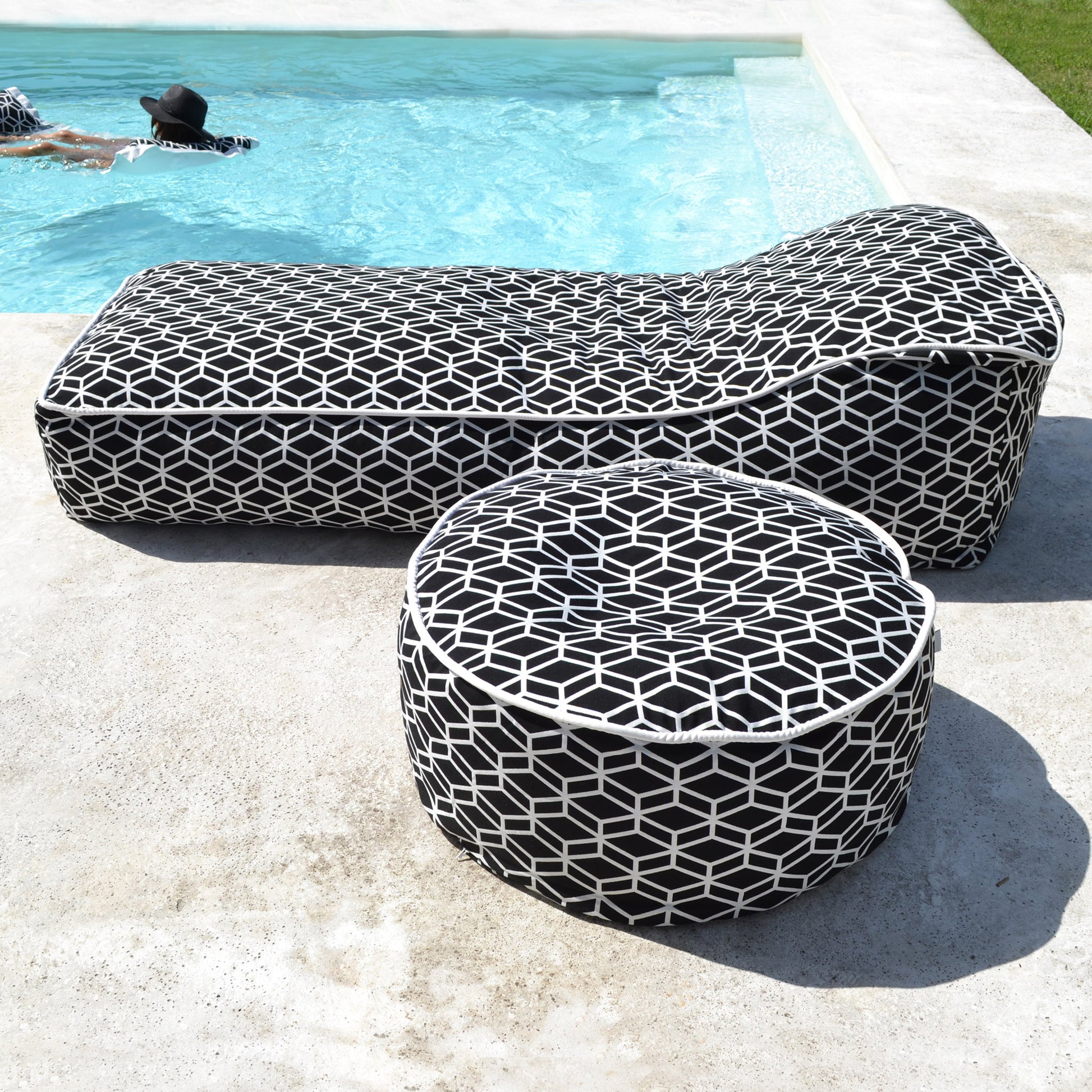 Schwarz weisses Daybed für Indoor und Outdoor, Wellness-, SPA-, Pool- und Strandbereich. Hergestellt in Deutschland von chillisy.