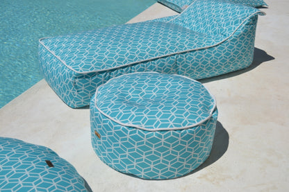 Pouf Hocker Crystal Gold, Farbe: Türkis, Verwendung: Indor, Outdoor; Marke: chillisy, hergestellt in Deutschland. Abildung mit Daybed.