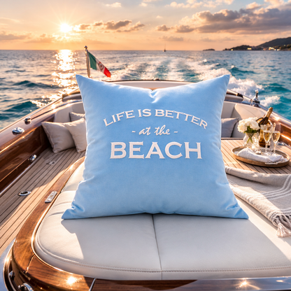Dekokissen Aqua Blau mit weißer Stickerei LIFE IS BETTER AT THE BEACH auf Motorboot im Meer