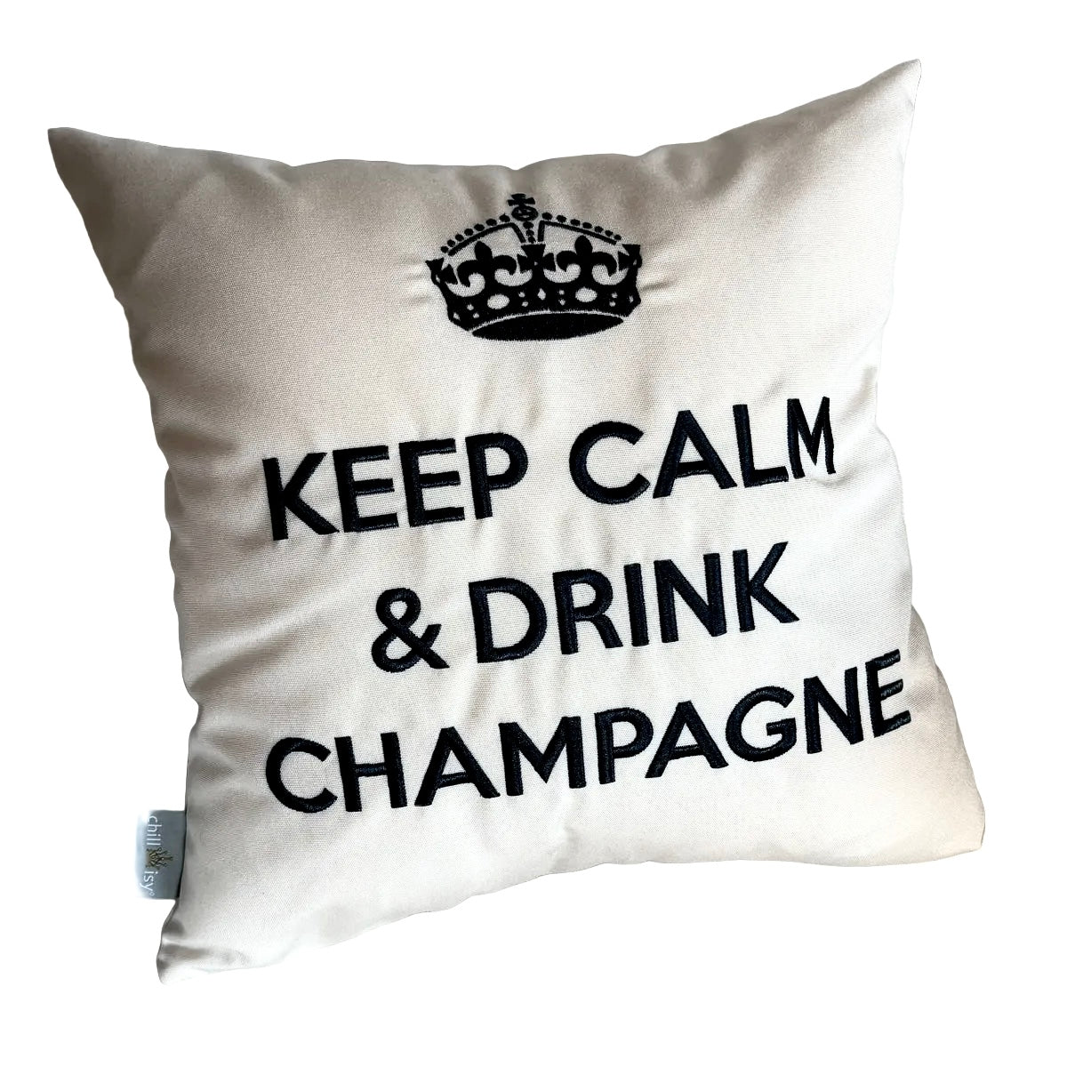 Quadratisches, cremefarbenes Dekokissen mit einem schwarzen Kronensymbol über der aufgestickten Aufschrift „KEEP CALM & DRINK CHAMPAGNE“.