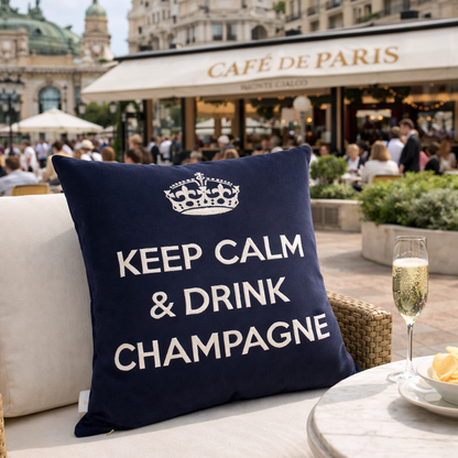 Navyblaues Dekokissen mit weißer Krone und Schriftzug KEEP CALM & DRINK CHAMPAGNE von chillisy, am Cafe de Paris in Monte Carlo, hergestellt in Deutschland.