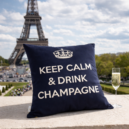 Navyblaues Dekokissen mit weißer Krone und Schrift KEEP CALM & DRINK CHAMPAGNE von chillisy am Eifelturm in Paris mit Glas Champagner.