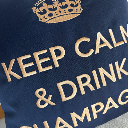 Dekokissen Bau mit beigen Kronenmotiv und bestickt mit KEEP CALM & DRINK CHAMPAGNE