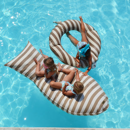 Schwimmkissen Poolkissen beige weiß gestreift in Fisch Form Float Sharky by chillisy. Luftmatratze, langlebig aus Stoff, nachhaltig in Deutschland hergestellt.