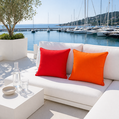 Gartenkissen in Rot und Hummer Orange auf weißer Lounge am Yachthafen von chillisy in Deutschland hergestellt.