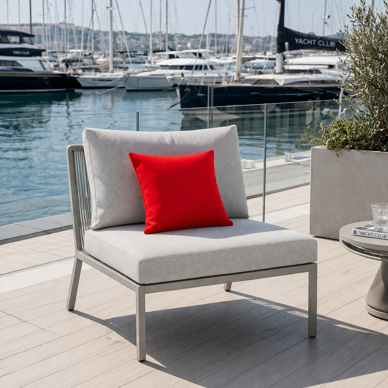 Gartenkissen in Rot auf grauem Gartenstuhl in Yachtclub am Yachthafen von chillisy in Deutschland hergestellt.