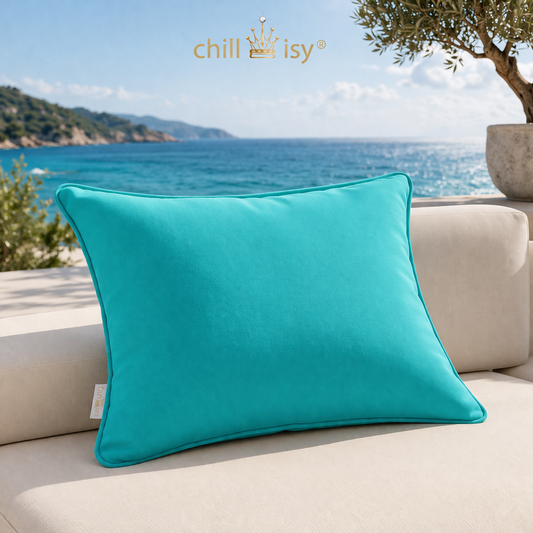 Gartenkissen in tuerkis mit Kederumrandung von chillisy auf Loungemöbeln mit Meerblick - hergestellt in Deutschland.