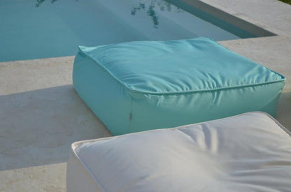 Hocker Pouf Liegewiese, Verwendung: Indoor, Outdoor, Yacht. Hergestellt in Deutschland. Marke: chillisy, Farbe: Mint, Weiß.