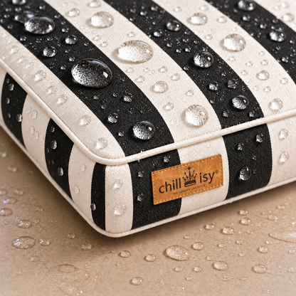 Detail des wasserabweisenden Stoffs: Hundekissen COAST aus Sunbrella Textil schwarz weiße Blockstreifen hergestellt in Deutschland von chillisy 
