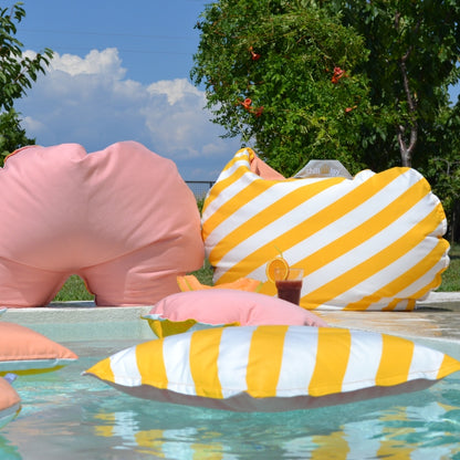 Badeinsel im Herz Format Gelb Weiß gestreift aus der Kollektion Capri von chillisy mit einem Durchmesser von circa 100 cm.