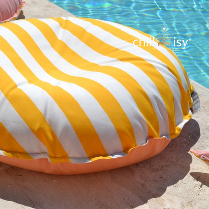 Schwimm- und Gartenkissen der Kollektion Capri von chillisy in den Farben: Gelb Weiß gestreift in Kombination mit Rosa und Aprikot.