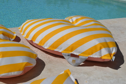 Badeinsel im Herz Format Gelb Weiß gestreift aus der Kollektion Capri von chillisy mit einem Durchmesser von circa 100 cm.