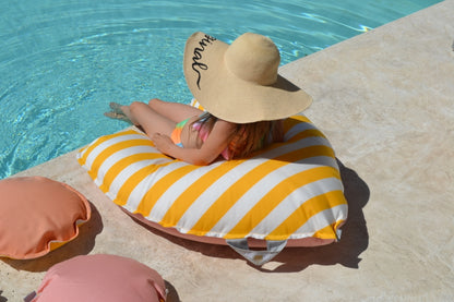 Badeinsel im Herz Format Gelb Weiß gestreift aus der Kollektion Capri von chillisy mit einem Durchmesser von circa 100 cm.