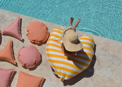 Badeinsel im Herz Format Gelb Weiß gestreift aus der Kollektion Capri von chillisy mit einem Durchmesser von circa 100 cm.