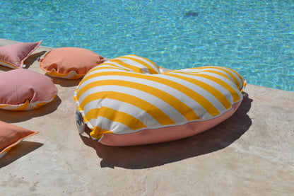 Badeinsel im Herz Format Gelb Weiß gestreift aus der Kollektion Capri von chillisy mit einem Durchmesser von circa 100 cm. 