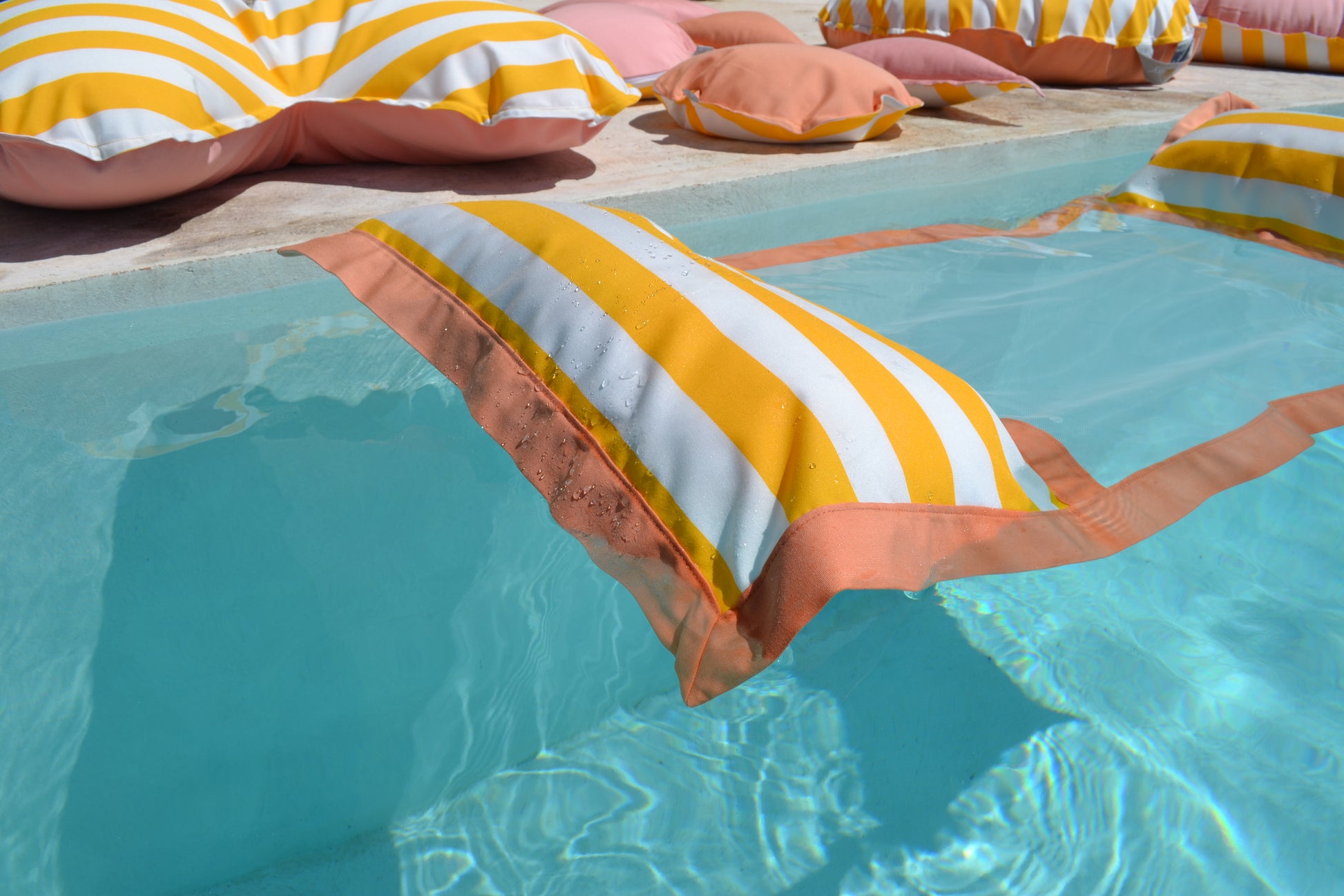 Wasserhängematte Capri von chillisy, schwimmt im Pool wie eine Luftmatratze ouhne ufblasen zu müssen. Farbe: Gelb, weiss, Apricot. 170x70 cm.