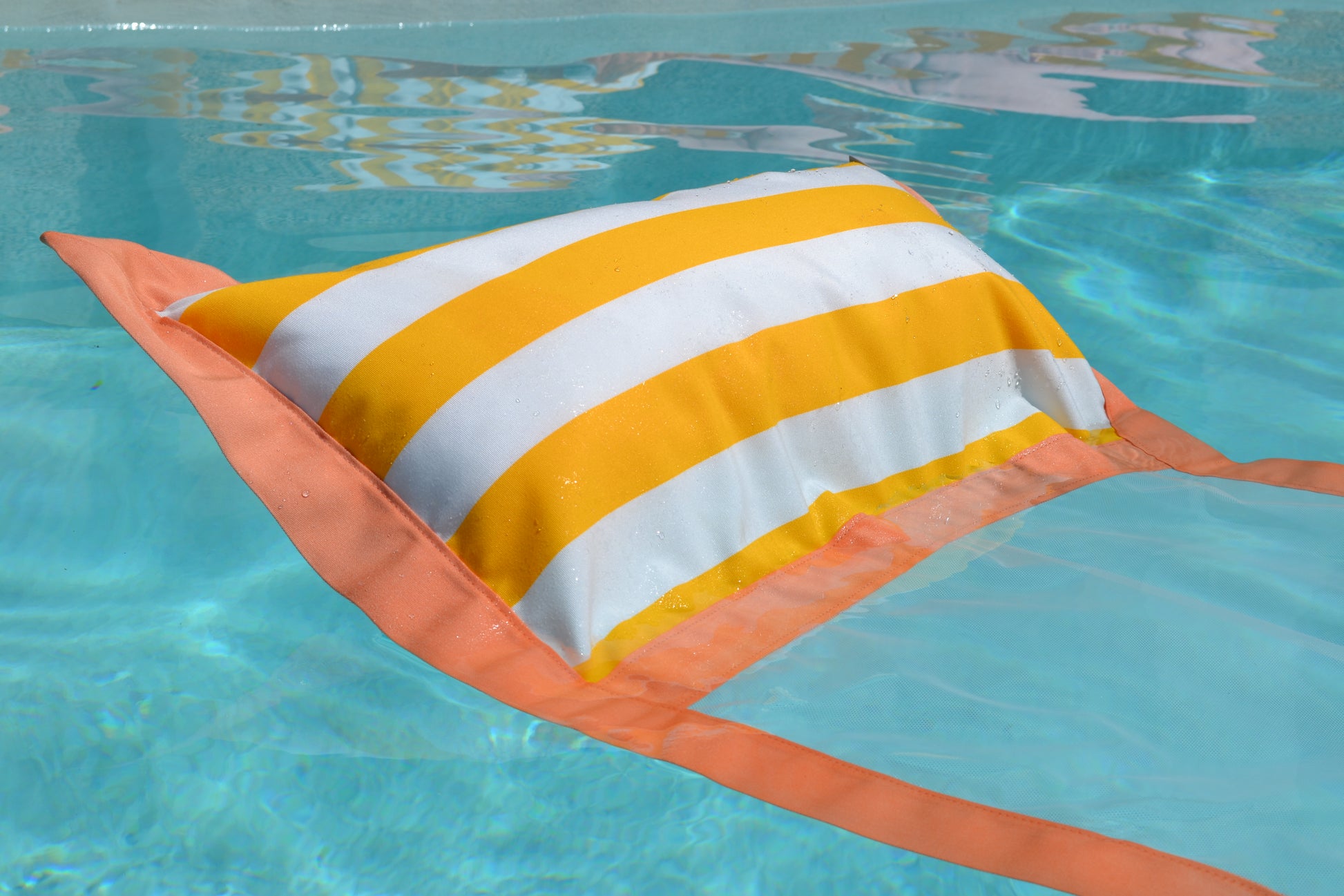 Wasserhängematte Capri von chillisy, schwimmt im Pool wie eine Luftmatratze ouhne ufblasen zu müssen. Farbe: Gelb, weiss, Apricot. 170x70 cm.