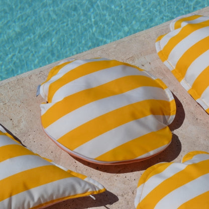Kissen Rondo in der Farbe GEöb Weiß gestreift aus der Kollektion Capri | Schwimmkissen & Gartenkissen von chillisy